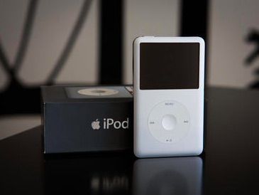 애플은 2001년 10월 아이팟을 선보이면서 디지털 음악 시장에 뛰어들었다. (사진=씨넷)