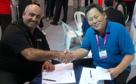 2015 타이완 컴퓨텍스에서 SDN스위치 총판계약을 체결한 조지 차파리안 엣지코어네트웍스 CEO(왼쪽)와 김병철 스마일서브 대표.
