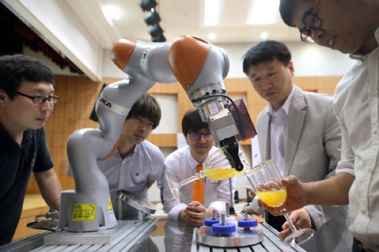 쿠카로보틱스코리아는 인간과 협업이 가능한 산업용 로봇 LBR iiwa를 출시했다. [사진=쿠카로보틱스코리아]