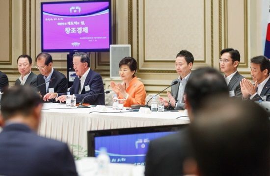 박근혜 대통령이 24일 오전 창조경제혁신센터장 및 지원기업 대표 간담회에 참석하고 있다(사진=청와대)