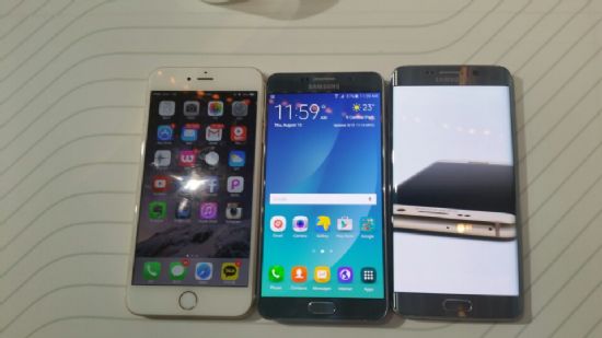 왼쪽부터 아이폰6 플러스, 갤럭시노트5, 갤럭시S6 엣지 플러스를 나란히 놓고 비교한 모습 [지디넷코리아]