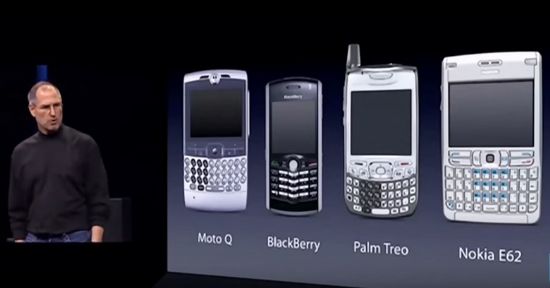 2007년 맥월드 행사에서 아이폰 첫 모델을 소개하던 스티브 잡스. 그 무렵 유행하던 키보드 장착형 스마트폰을 조롱하고 있다. (사진=유튜브 캡처)