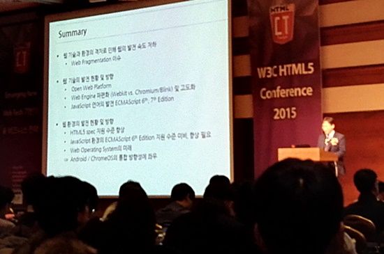 2015년 12월 9일 열린 W3C HTML5 컨퍼런스 2015에서 키노트를 맡은 박종목 네이버 이사 겸 HTML5융합기술포럼 의장. 웹 표준 및 기술 현황과 발전 방향에 대한 발표 내용을 요약하고 있다.