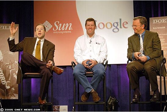한 때 우호적인 관계를 유지했던 썬과 구글. 지난 2005년 스캇 맥닐리 썬 CEO와 에릭 슈미트 당시 구글 CEO와 자리를 함께 한 모습. (사진=씨넷)