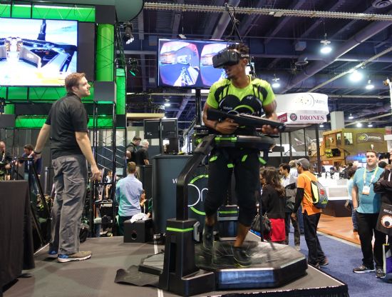 버튜익스가 선보인 가상현실(VR) 게임 키트 '옴니(Omni)'. 기기 안으로 들어가서 총을 잡고 발판 위를 뛰거나 걸으면 게임 내 캐릭터도 실제로 움직이며 총을 쏜다. (사진=지디넷코리아)