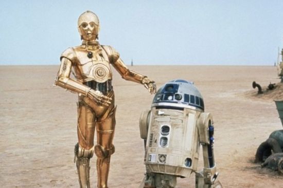 영화 '스타워즈'에 등장하는 C-3PO(왼쪽)와 R2D2. 로봇 기자는 이들처럼 움직이면서 취재하는 기자가 아니라 알고리즘이다.