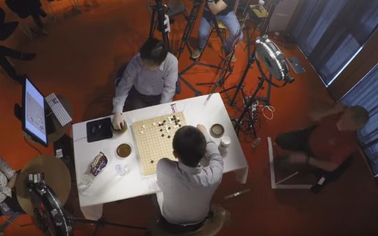 구글 알파고와 판후이 2단이 대국을 하는 장면. 알파고가 수를 놓으면 맞은 편에 앉은 사람이 대신 바둑판에 놔주는 형식으로 진행됐다. (사진=유튜브 캡처)