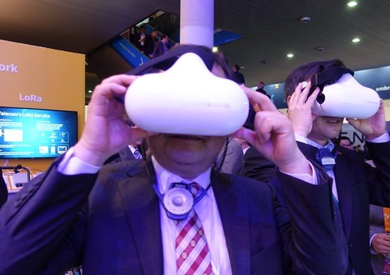 최재유 미래창조과학부 제2차관이 SK텔레콤 전시관을 찾아 VR 체험을 하고 있다