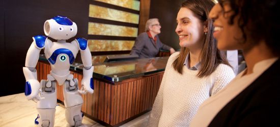 슈퍼컴퓨터 '왓슨'을 탑재한 로봇이 호텔 투숙객을 응대하고 있다.