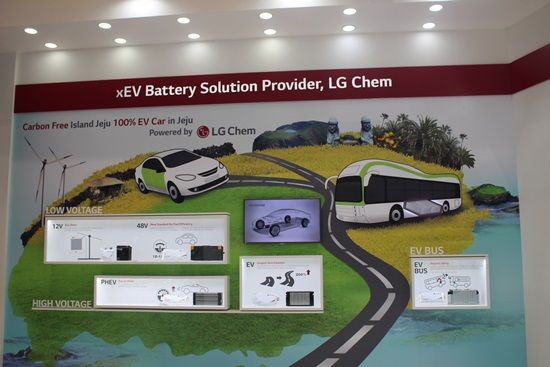 장거리 주행 가능한 전기차 배터리 셀을 전시한 LG화학 제주 국제전기차엑스포 부스 모습(사진=지디넷코리아)