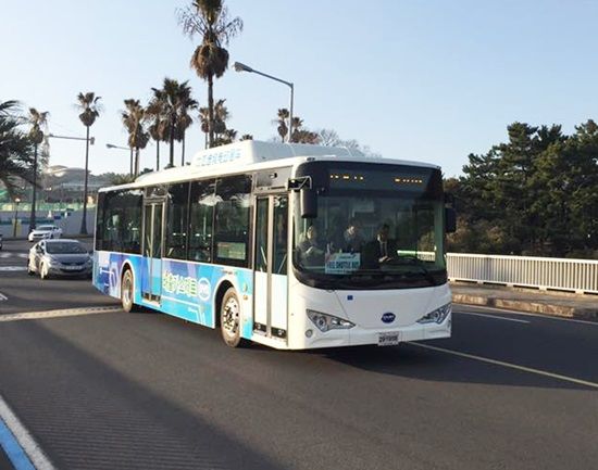 제주 중문관광단지 일대를 주행하는 BYD 저상 전기버스 (사진=지디넷코리아)