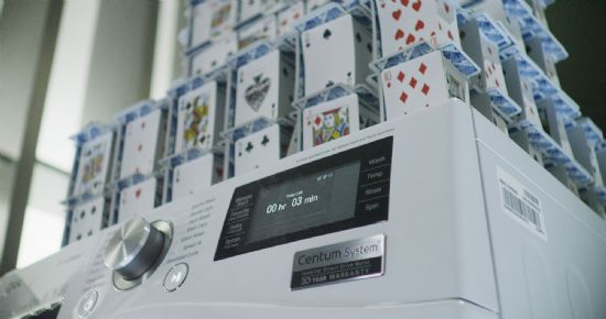 LG 드럼세탁기 위에 3.3m 카드탑...'저진동' 입증