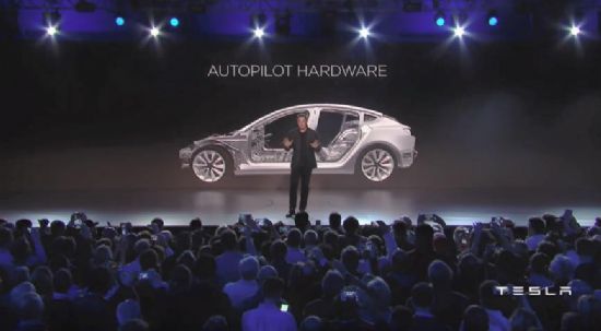 일론 머스크 테슬라 CEO는 1일 오후(한국시각) 모델 3 발표회에서 자율주행 기능 '오토파일럿'을 모델 3에 적용시킨다고 밝혔다. (사진=테슬라)