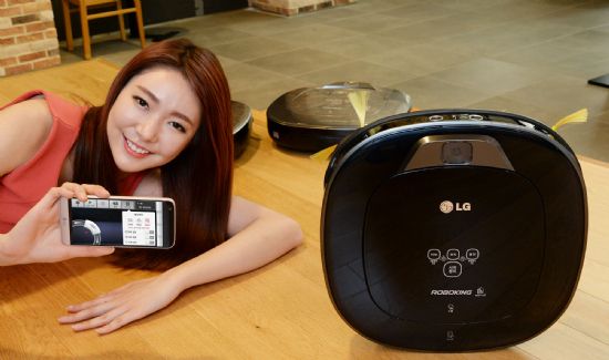 국내 첫 로봇청소기 'LG 로보킹', 40만대 판매 돌파