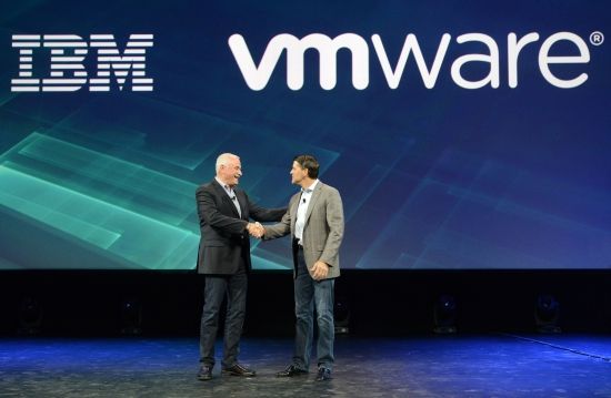 IBM 인터커넥트 2016에서 로버트 르블랑 IBM 클라우드 총괄 부사장(왼쪽)과 칼 에센바흐 VM웨어 사장 겸 COO가 전략적 파트너십을 발표하는 모습
