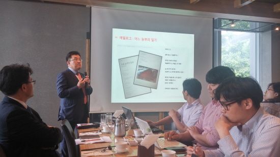 KT 송재호 미래사업개발단장이 KT 기가 스마트팜에 대해 설명하고 있다. 
