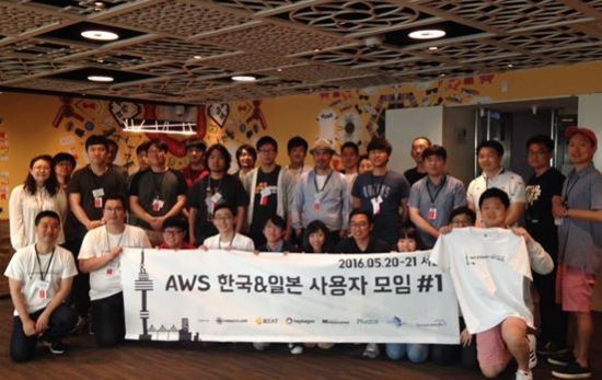 다음을 기약하며 기념 사진을 남기는 일본 및 한국 AWS 커뮤니티 리더들