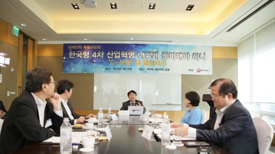 지난 7월 18일 지디넷코리아는 ‘한국형 제4차 산업혁명 어떻게 준비해야 하나: ‘C-뉴딜’을 중심으로’란 제목으로 미래전략 특별좌담회를 개최했다.