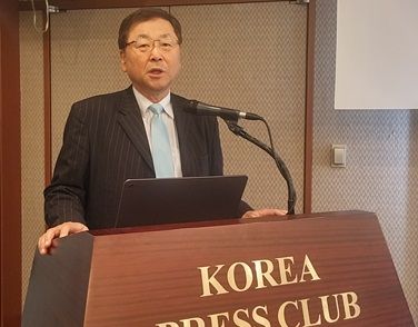 김진형 지능정보기술연구원 초대원장이 연구원에 대해 소개하고 있다.