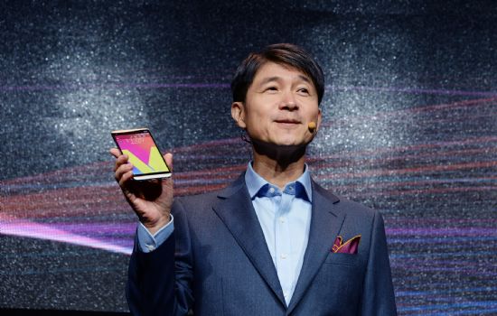 조준호 LG전자 MC사업본부장 사장 전략 스마트폰 'V20'을 소개하고 있다. (사진=LG전자)