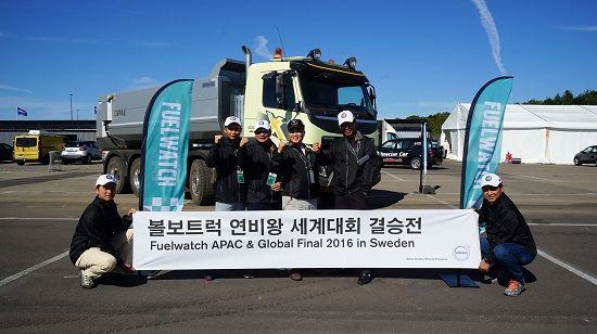 김영재 볼보트럭코리아 사장(뒷줄 왼쪽 세 번째)과 볼보트럭 '2016 아·태지역 연비왕대회'의 한국 대표 참가자들이 대회가 진행된 스웨덴 할란드 주 팔켄베리 서킷에서 기념촬영을 하고 있다(사진=볼보트럭코리아)