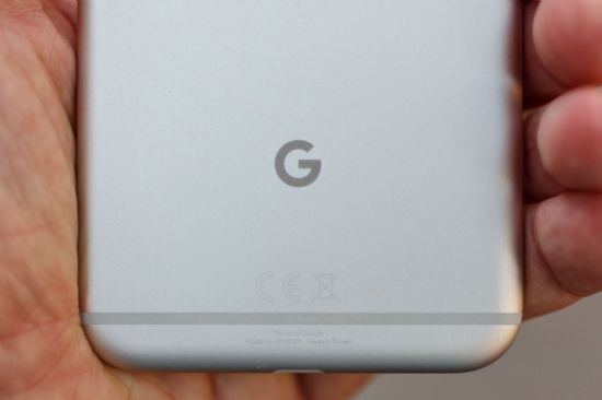 구글은 이번에 내놓은 픽셀에는 'G' 로고가 박혀 있다. (사진=씨넷)