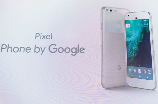 구글은 픽셀을 내놓으면서 'phone by Google'이라고 강조했다. 전략 변화를 엿볼 수 있는 대목이다. (사진=씨넷)