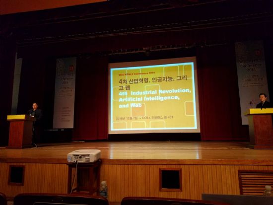 2016년 12월 7일 서울 코엑스 'W3C HTML5 컨퍼런스 2016' 현장에서 기조연설을 진행한 박종목 네이버 기술협력총괄 이사(왼쪽).