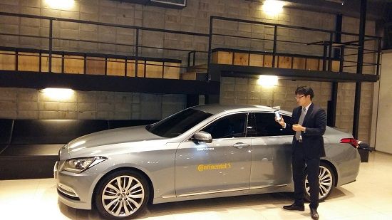 콘티넨탈 스마트 액세스가 적용된 현대차 '제네시스 G330'에 블루투스 저에너지(BLE) 기능을 통한 차량 잠금 장치 해제 시연을 선보이고 있다(사진=지디넷코리아)