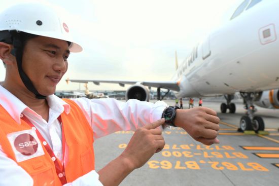 싱가포르 공항 직원들 삼성 기어S3로 일한다