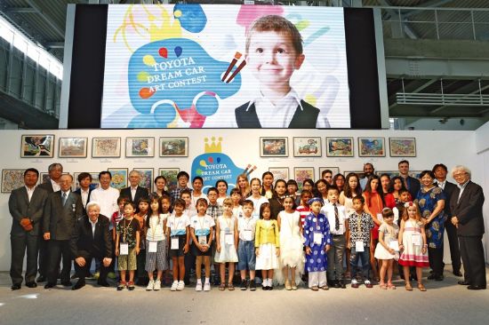 2016년 '토요타 드림카 아트 콘테스트' 글로벌 본선 수상자들이 기념촬영을 하고 있다(사진=한국토요타)