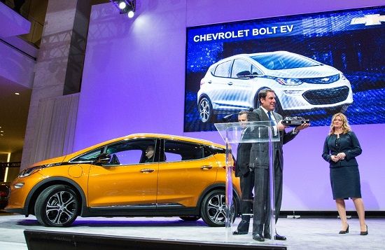 마크 루스 GM글로벌 제품개발 총괄 부사장이 '2017 북미 올해의 차'를 수상하고 있다(사진GM)