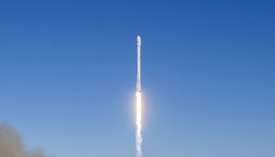 스페이스X, 폭발사고 4개월 만에 로켓 발사 성공