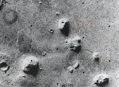 1976년 NASA의 바이킹 1호가 화성의 지표면에서 촬영한 사진. 사람 모습이 확실히 보인다. (사진=NASA)