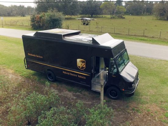 UPS는 트럭을 중심으로 화물을 배송하는 드론 배송 서비스를 테스트 중이다.