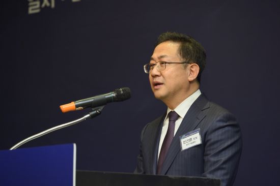안건준 벤처기업협회장이 취임사를 하고 있다.