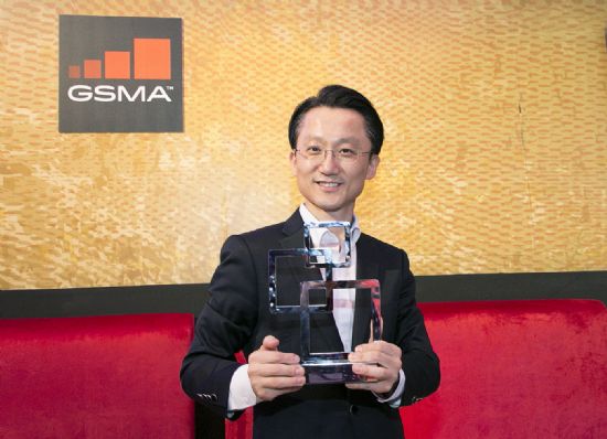 삼성전자 '갤럭시 S7 엣지'가 세계이동통신사업자협회(GSMA)에서 선정하는 올해 최고의 스마트폰 상을 수상했다. 사진은 시상식에 참석한 삼성전자 무선사업부 박준호 상무. (사진=삼성전자)