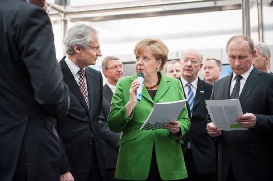 헤닝 카거만 독일 공학한림원 회장(왼쪽에서 두 번째)이 앙겔라 메르켈 독일 총리(가운데)와 대화를 나누고 있다. 사진 오른쪽은 푸틴 러시아 대통령. (사진=artech)