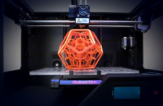 메이커봇의 3D 프린터를 활용해 제품을 출력하는 모습 (사진=지디넷)