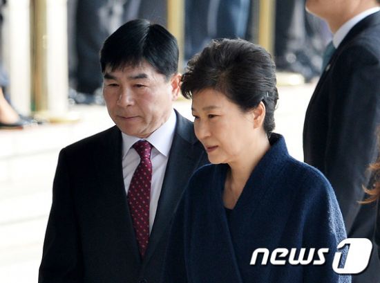 박근혜 전 대통령이 지난 20일 서울지방검찰청에 출두해 포토라인에 서고 있다.