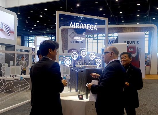 코웨이는 IHHS 2017에서 아마존 알렉사를 연동한 공기청정기 ‘에어메가(AIRMEGA400S)’를 공개했다.(사진=코웨이)