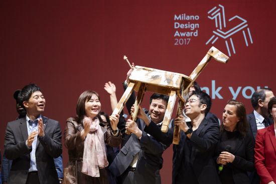 LG가 밀라노 디자인 어워드 2017에서 대상을 수상했다. 왼쪽부터 박준혁 LG디스플레이 OLED조명마케팅담당, 박성희 LG하우시스 디자인센터장, 노창호 LG전자 디자인센터장, 디자이너 토쿠진 요시오카 (사진=LG그룹)