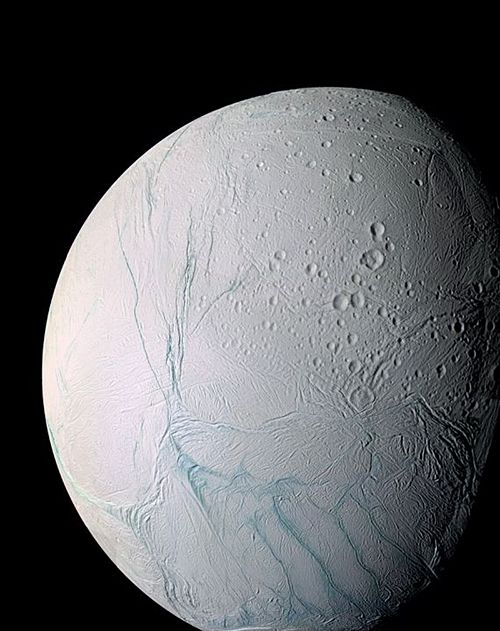 토성의 얼음 위성 ‘엔셀라두스’ 자세히 보기