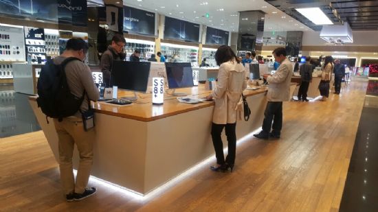 갤럭시S8 공식 출시 첫날 시장 차분…왜?