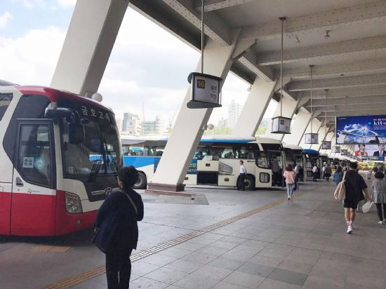 김현미 국토부 장관 “버스 고속도로 통행료 한시 면제 추진”