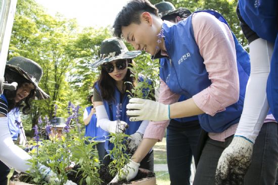 삼성전자 임직원, 서울대공원 꽃 심기 봉사 나서