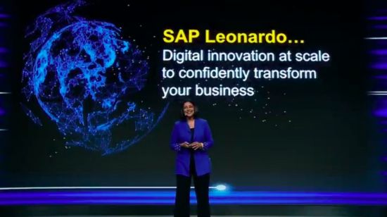 SAP 레오나르도 라이브 행사에서 말라 아난드 SAP 레오나르도 사장이 발표하고 있다.