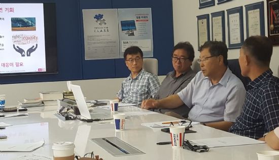 김진형 AIRI 원장(오른쪽 두번째)이 인공지능의 가치를 주제로 발표하고 있다.