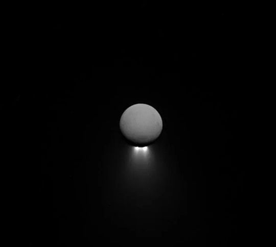 우주로 발사되는 것 같은 토성의 달 '엔셀라두스'의 모습