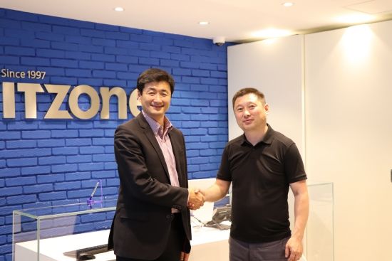 포시에스 싱가포르 박춘식 지사장(왼쪽)과 IT Zone 우르트나산 사장